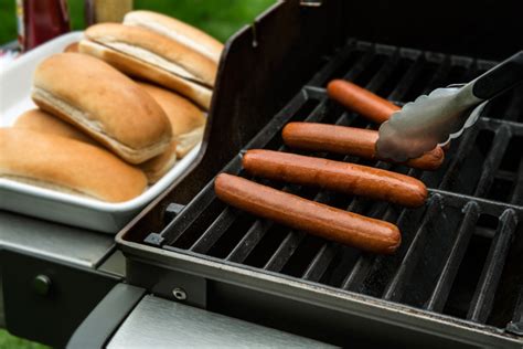 how long to grill hotdogs on gas grill
